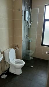 普崇16 Sierra Puchong Zentro 5 人 Supreme二房公寓的带淋浴、卫生间和盥洗盆的浴室