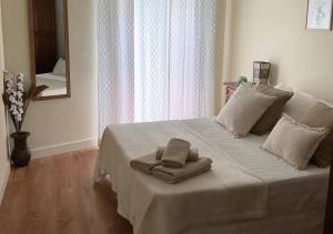 普里埃格·德·科尔多巴Casa María的一间卧室配有一张床,上面有两条毛巾