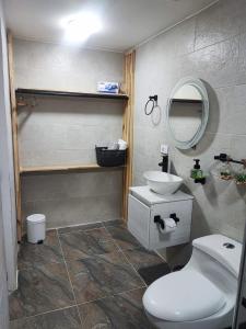 波哥大Hotel a resting place 1 AEROPUERTO的浴室配有白色卫生间和盥洗盆。