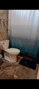波波约Fullmoon Guasacate House的一间带卫生间和淋浴的浴室