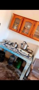 波波约Fullmoon Guasacate House的厨房配有带锅碗瓢盆的炉灶。