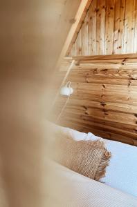 Rechenberg-BienenmühleKleines Chalet im Erzgebirge mit Sauna und Kamin的一间卧室配有一张木墙床
