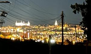 托莱多Sueña Toledo的夜晚带灯光的城市景观