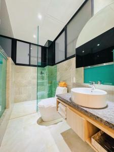 台南Enjoy Homestay的一间带水槽和玻璃淋浴的浴室