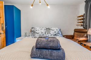 布里斯托Chic Victorian Basement Flat的一间卧室配有一张床,上面有两条毛巾