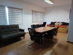 库埃纳瓦卡COLIVING的客厅配有桌椅和沙发