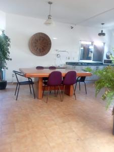 库埃纳瓦卡COLIVING的厨房配有木桌和紫色椅子
