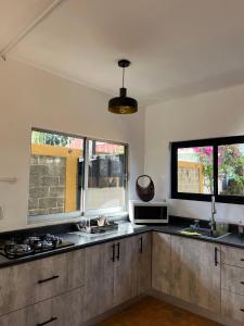 库埃纳瓦卡COLIVING的厨房配有不锈钢台面和窗户
