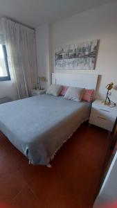 Estupendo apartamento en San Vicente do Mar O Grove客房内的一张或多张床位