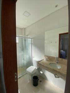 克拉图Flats Grangeiro的浴室配有卫生间、盥洗盆和淋浴。