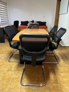 库埃纳瓦卡COLIVING的一间会议室,配有桌椅