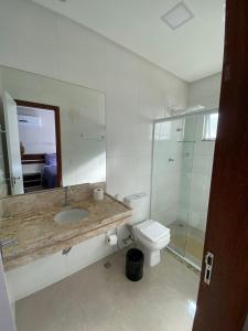 克拉图Flats Grangeiro的一间带水槽、卫生间和镜子的浴室