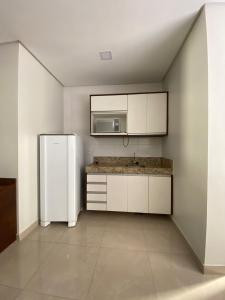 克拉图Flats Grangeiro的厨房配有冰箱和微波炉。