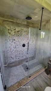 BreastworksNonsuch Falls - Journey to Paradise - Modern Waterfall Escape的浴室里设有玻璃门淋浴
