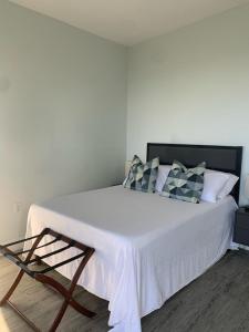 BreastworksNonsuch Falls - Journey to Paradise - Modern Waterfall Escape的卧室配有一张带白色床单和枕头的大床。