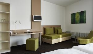 森登费伊尔勒酒店的酒店客房,配有一张床、一张桌子和椅子