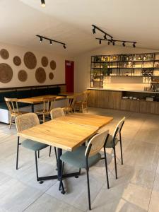 萨兰托La Cabaña Ecohotel - Valle del Cocora的用餐室配有木桌和椅子