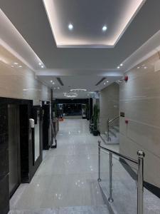 利雅德ليوان الريان للشقق المخدومة Liwan Al-Rayyan for serviced apartments的走廊上空的走廊