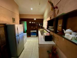 CartagenaCasa Pochotal的带冰箱的厨房和瓷砖地板。