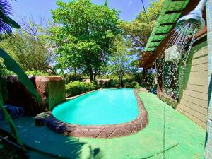 CartagenaCasa Pochotal的后院的游泳池,设有喷泉