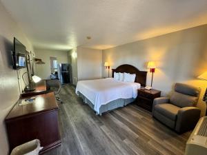 范霍恩范霍恩戴斯酒店的配有一张床和一把椅子的酒店客房