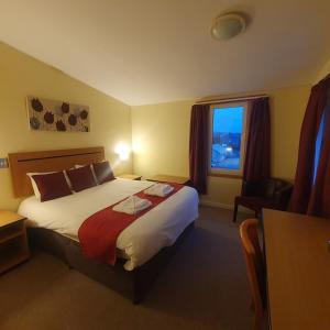 BraeThe Brae Hotel的酒店客房设有床和窗户。