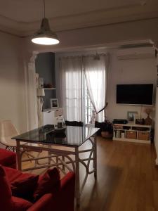科尔多瓦Apartamento Barrionuevo的客厅配有桌子和电视