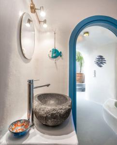皮尔戈斯Elicriso Villa的一个带石制水槽的柜台浴室