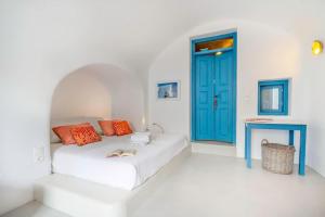 皮尔戈斯Elicriso Villa的白色的房间,配有床和蓝色的门