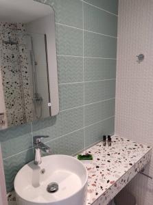 奈德里Olivar del Mar的一间带水槽和镜子的浴室