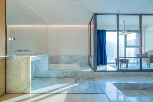首尔首尔江南精品酒店的一间带大理石台面和大镜子的浴室