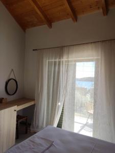 奈德里Olivar del Mar的一间卧室设有一张床和一个美景窗户。