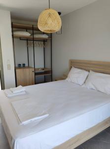 奈德里Olivar del Mar的卧室内的一张白色大床,配有吊灯