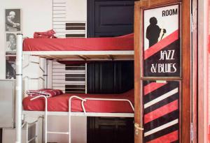布宜诺斯艾利斯Play Hostel Soho的客房设有两张双层床和一张红色的床。