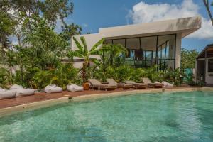 图卢姆Departamento en Tulum Jade的一座带游泳池和房子的别墅