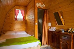 Kamena GoraSTD SRCE KAMENE GORE的小木屋内一间卧室,配有一张床