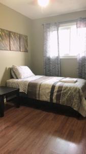 埃德蒙顿Private Rooms NAIT Guest House For Men Only的一间卧室设有一张床和一个窗口