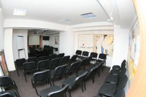 巴克乌Pensiunea Studio的一间空房间,配有椅子和讲台
