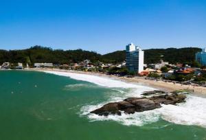 伊达贾伊Quarto Felicidade Cabeçudas的享有海滩和岩石的景色