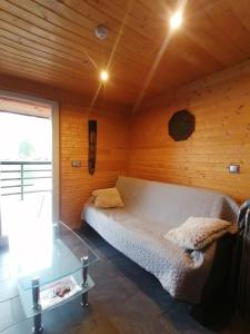 希隆斯克地区扎古热Fala - Domki do wynajecia的木制客房内的一间卧室,配有一张床