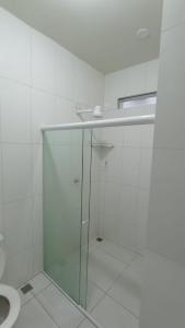 马拉戈日Mandala Hostel Maragogi Oficial的一间带卫生间和玻璃淋浴间的浴室