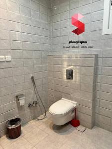 塔伊夫منتجع سمو الوسام Wesam Highness Resort的一间位于客房内的白色卫生间的浴室