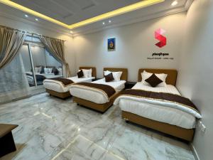 塔伊夫منتجع سمو الوسام Wesam Highness Resort的一间卧室,配有两张床