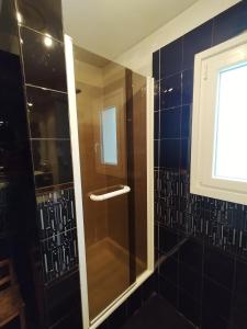 Marnay-sur-SeineChambre chez l'habitant avec Sdb et WC privatifs的带淋浴的浴室和玻璃门