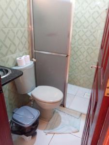 阿尔特杜尚BELAS PRAIAS POUSADA的一间带卫生间和淋浴的小浴室