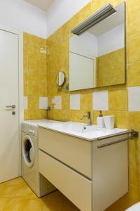 博洛尼亚Casa Pibe de oro Bologna Fiera的一间带水槽和洗衣机的浴室