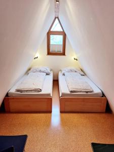 弗赖翁Nurdachhaus am Geyersberg的小型客房 - 带2张床和窗户