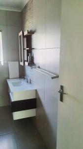 彼得马里茨堡Secret guest house的白色的浴室设有水槽和镜子