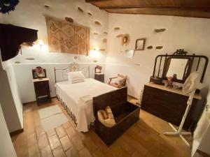CurvatosSerra do Caldeirao Villa with Pool的一间卧室配有一张床和镜子
