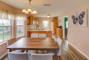 鸽子谷Best spot for you and the family in Sevier County的厨房以及带木桌和椅子的用餐室。